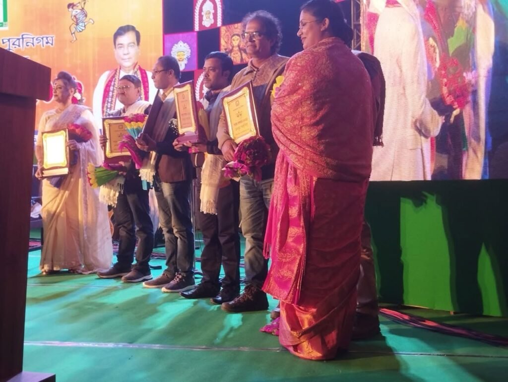 আগরতলা পুর নিগমের মাননীয়া ডেপুটি মেয়র শ্রীমতী মণিকা দাস দত্ত মহোদয়ার কাছ থেকে সম্মাননা-স্মারক গ্রহণ করছি।